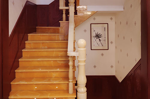 金沙中式别墅室内汉白玉石楼梯的定制安装装饰效果